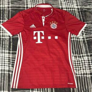 FC BAYERN SOCCER JERSEY SIZE SMALL